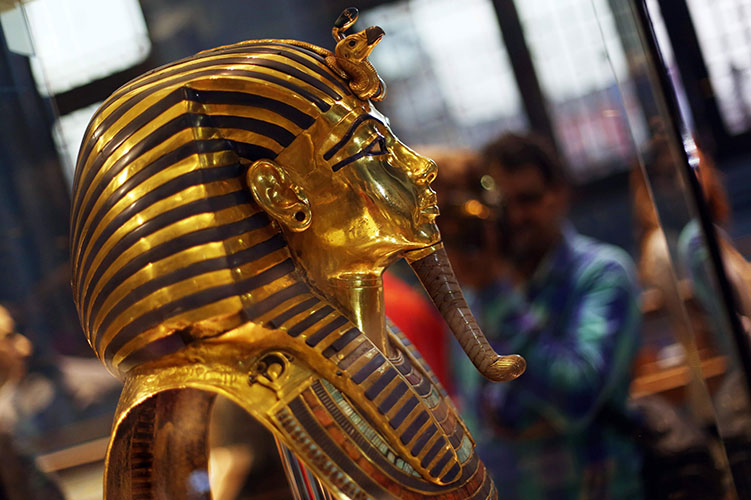 tutankhamun mask in egyptian museum